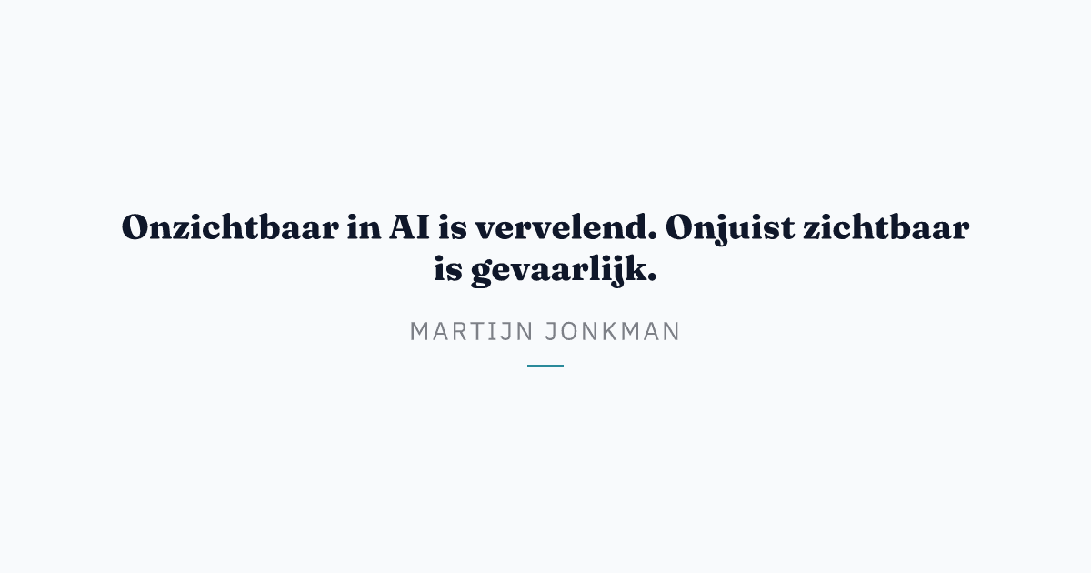 Man in blauw overhemd met laptop onder zijn arm staat lachend voor een betonnen gevel met het opschrift Nooduitgang vrijhouden.