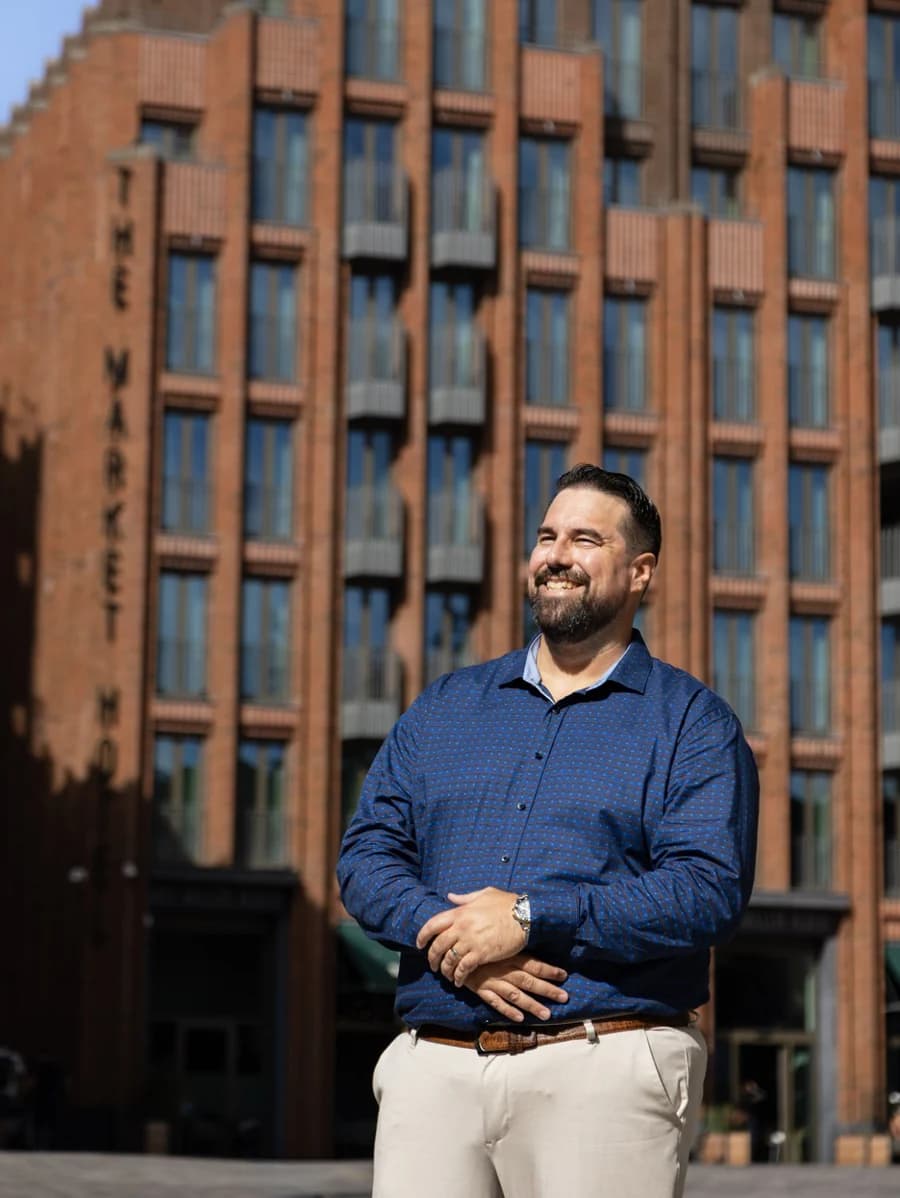 Martijn Jonkman bij een gebouw in Groningen